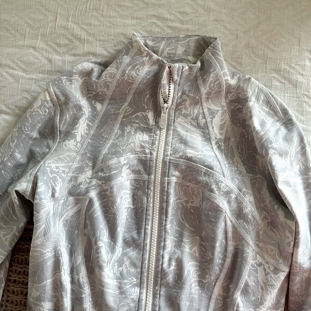 Lululemon luxtreme define jacket in silver white pattern size 6